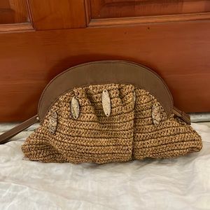 Very cute hip clutch. The front has abalone shells as accent.